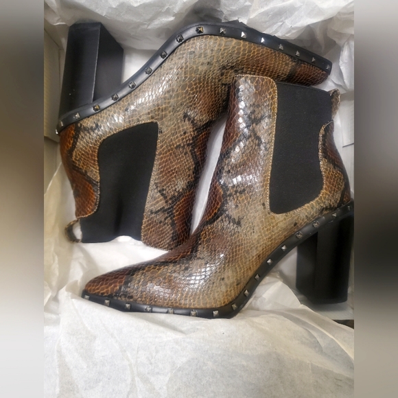 CHARLES BY CHARLES DAVID- Women's Duke Studded Chelsea Booties Size: 9.5 - Picture 5 of 5